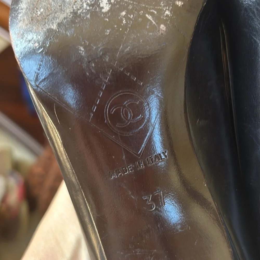 Chanel Black Leather Heels Rounded Toe w/ Floral Metal Logo Accent Made in Italy